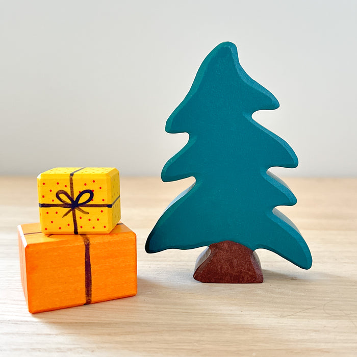 HOLZTIGER -  Small Conifer Tree and 2 Holiday Gifts